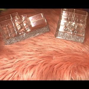 Cosmetic organizer with diamond strips